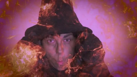 Witch making black smoke and casting spells with explosion effect Vídeos de archivo 285119833