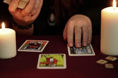Witch shows a card on the table. Divination and wicca concept. Mystic background Stockfoto's