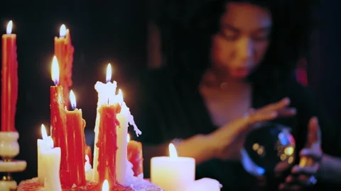 Witch with supernatural powers reading future in crystal ball, magic ritual Vídeos de archivo 201331445