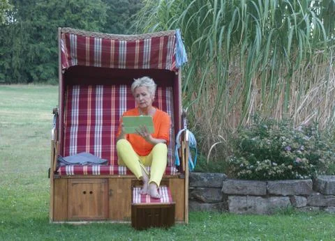 Without a tablet in a roofed wicker beach chair, that does not work! Foto stock