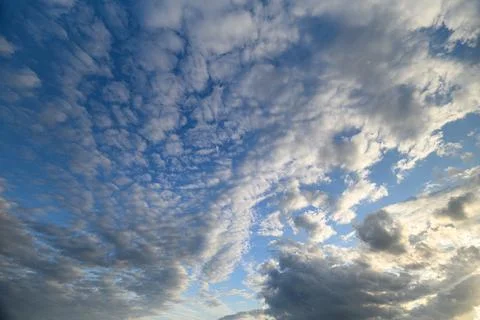 Witness the Dramatic Cloud Patterns that dance in a Brilliant, Vivid Sky Above U Foto stock