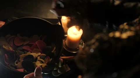The wizard brews a potion from potato chips 動画素材 142091651
