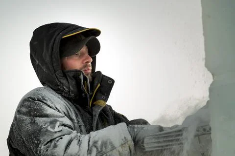 The wizard cuts figures from the ice chainsaw 스톡 사진