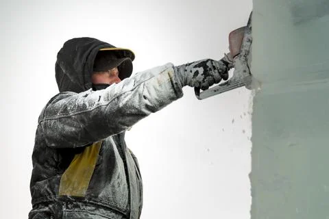 The wizard cuts figures from the ice chainsaw 스톡 사진