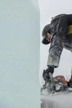 The wizard cuts figures from the ice chainsaw 스톡 사진