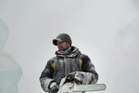 The wizard cuts figures from the ice chainsaw Stock-Fotos