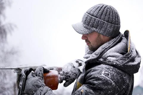 The wizard cuts figures from the ice chainsaw 写真素材