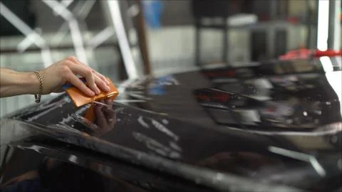 The wizard for installing additional equipment sticks a tint film on the side Foto stock