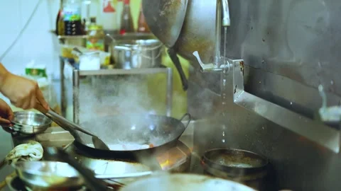 Wok Cooking in Bangkok Kitchen Vídeos de archivo 313708535