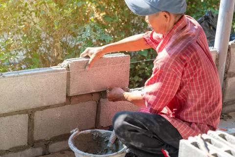 Woker manson stack brick of wall. Foto stock