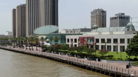 Woldenberg Riverfront Park promenade and palms, New Orleans 库存影片 111449909
