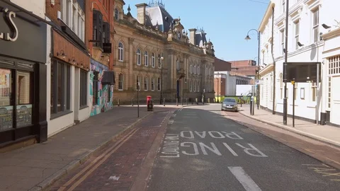 Wolverhampton Civic Hall with empty streets during coronavirus lockdown Видео 129115292