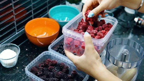 The woman adding the blackberry 動画素材 116766636