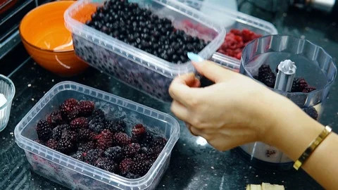 The woman adding the blueberrys 動画素材 116766472