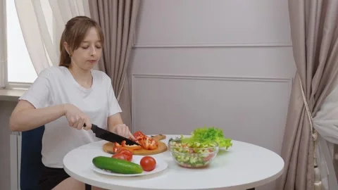 Woman adding chopped bell peppers to fresh vegetable salad 库存影片 314525831