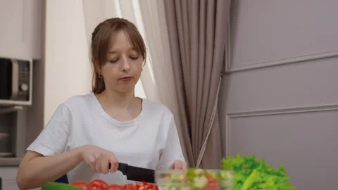 Woman adding chopped bell peppers to fresh vegetable salad 스톡 동영상 314609424