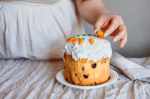 Woman adding final decorations to easter cake. Foto stock