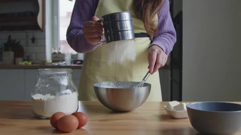 Woman Is Adding Flour to Dough Vídeos de archivo 170445398