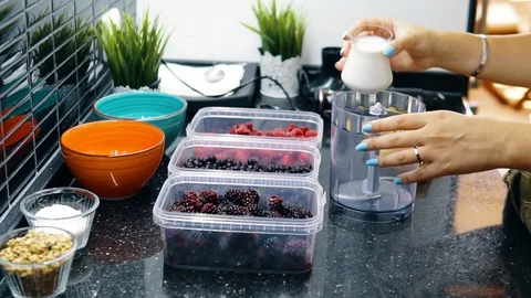 The woman adding the milk 動画素材 116766973