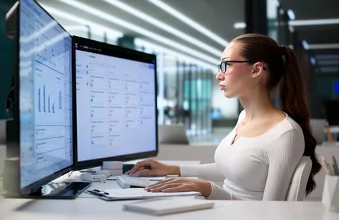 Woman Analyzing Risk Dashboard On Computer For Corporate Governance Tasks. Foto stock