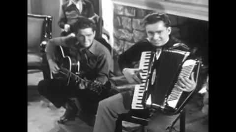 A woman and man do basic cowboy dance steps in this 1940s soundie. 스톡 동영상 145411315