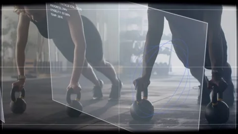 Woman and man doing synced kettlebell push-ups in gym, panels sliding in Vidéo 333078320