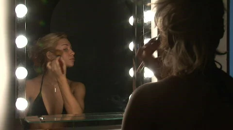 Woman   applying make up 库存影片 704048