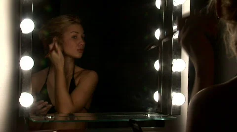 Woman   applying make up Stock-Footage 704064