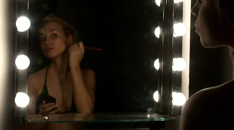 Woman   applying make up 스톡 동영상 704070