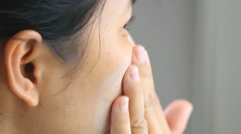 Woman applying make up. Stock Footage 39515016
