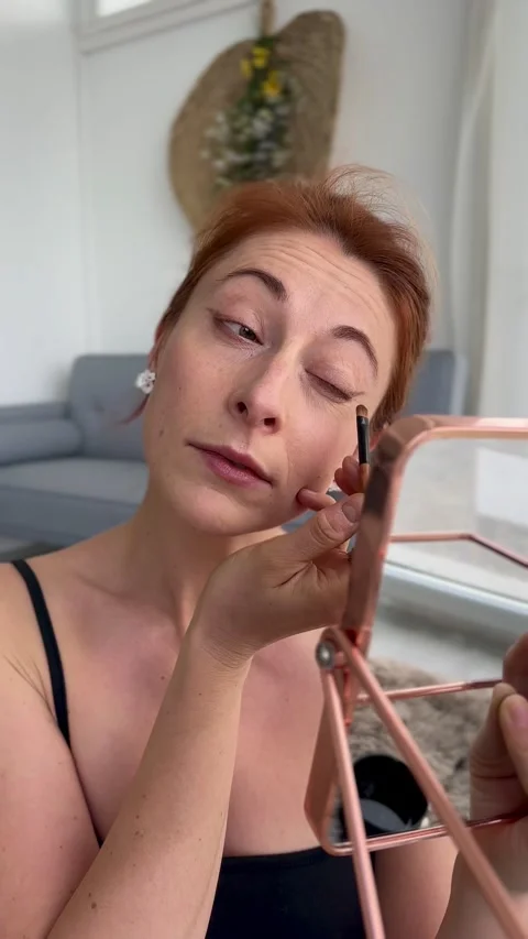 Woman applying mascara 스톡 동영상 346068004