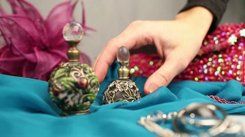 Woman applying perfume Vidéo 5503728