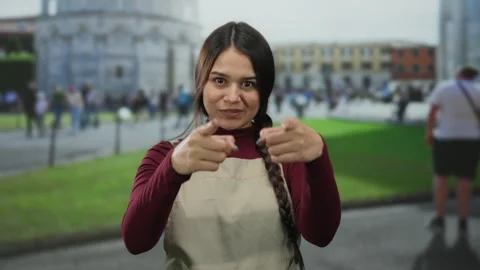 Woman with apron gesturing at camera in front of pisa tower outdoors, captu.. Vidéo 314696029