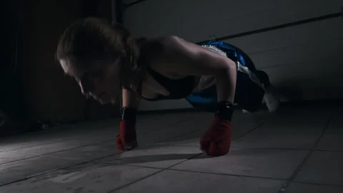 Woman athlete does push-up workouts.   Stock-Footage 274430282