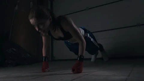 Woman athlete does push-up workouts.   Stock-Footage 274430284