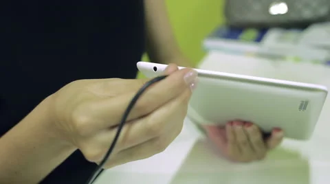 Woman attach usb cable to the tablet Video stock 46067739