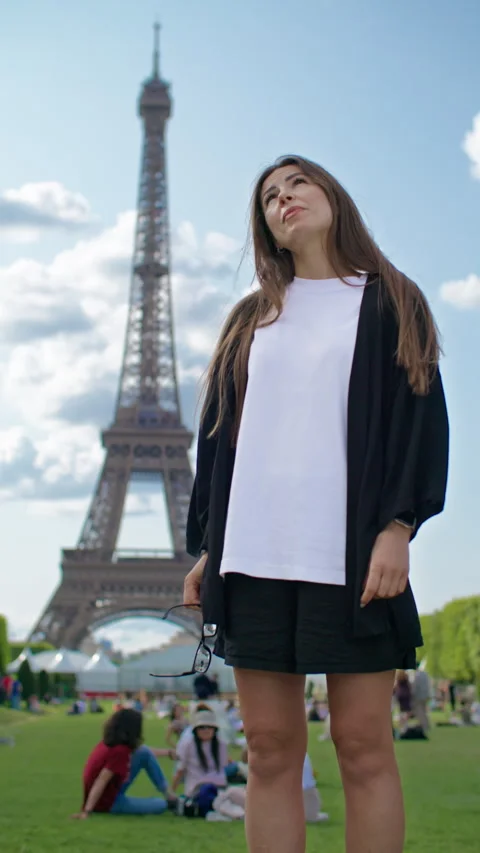 Woman with backpack posing and smiling in front of Eiffel Tower in Paris Stock Footage 315302247