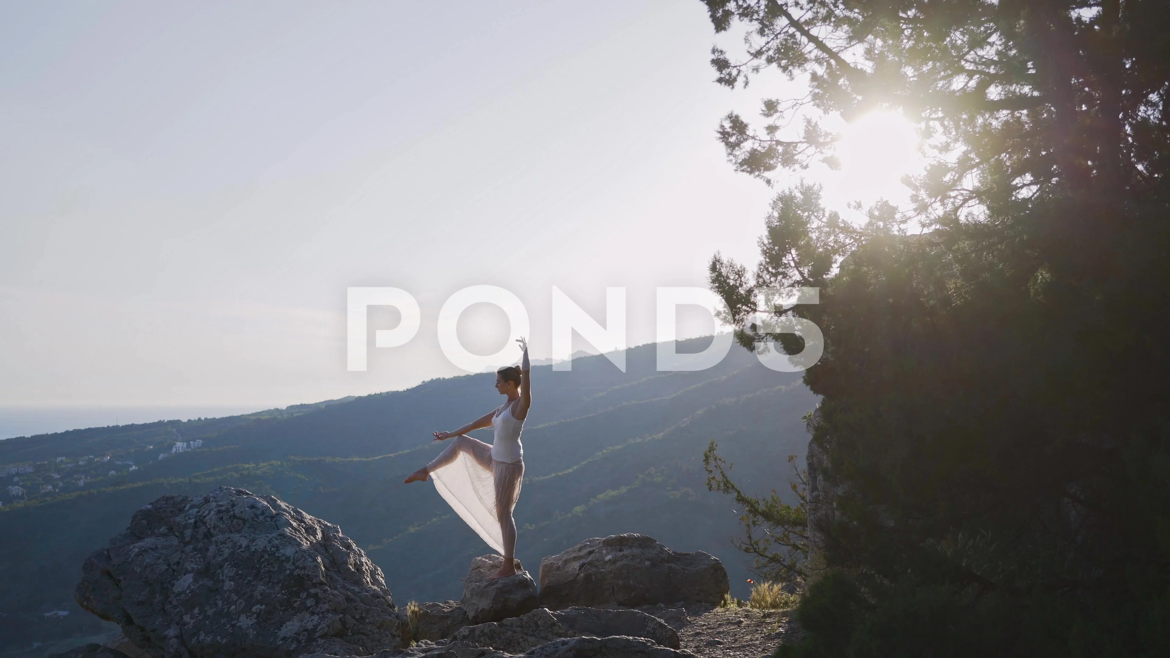 Woman balancing in yoga pose on cliff ed, Stock Video