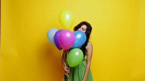 Woman with ballons at studio Видео 81752604