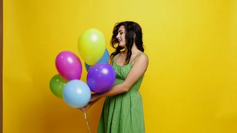Woman with ballons at studio Vídeos de archivo 81753299