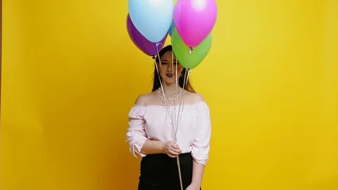 Woman with ballons at studio Видео 82067591
