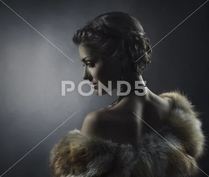 Woman beauty in luxury fox fur coat, beautiful girl retro vintage style Stock-Fotos