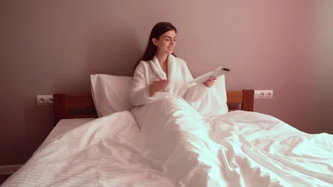 Woman in Bed with Tablet 動画素材 87285053