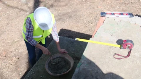 Woman bricklayer works in construction using and preparing cement Vídeos de archivo 270455650