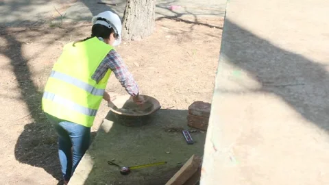 Woman bricklayer works in construction using and preparing cement Vídeos de archivo 270455682