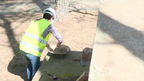 Woman bricklayer works in construction using and preparing cement Vidéo 270455703