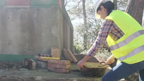 Woman bricklayer works in construction using and preparing cement Vidéo 270455766