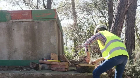 Woman bricklayer works in construction using and preparing cement Vidéo 270455776