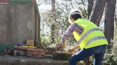 Woman bricklayer works in construction using and preparing cement Vídeos de archivo 270455796