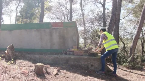 Woman bricklayer works in construction using and preparing cement Vídeos de archivo 270455876